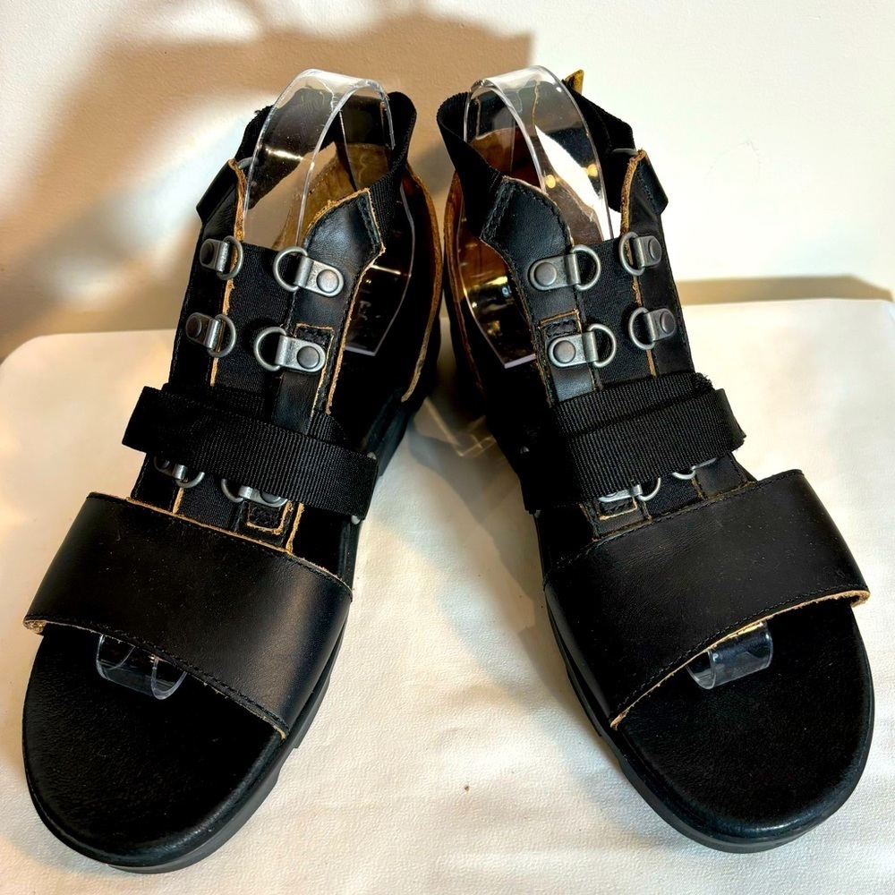 SOREL Sz 9.5 (estimated) Sandals Velcro Closure Metal Loops Comfort Soles Straps
